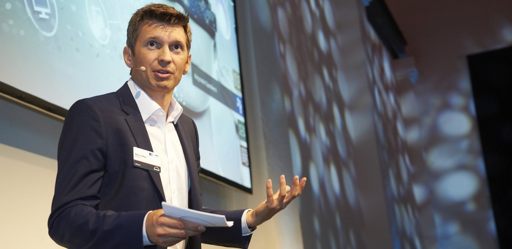 Moritz Küffner als Speaker bei einem Vortrag mit Präsentation